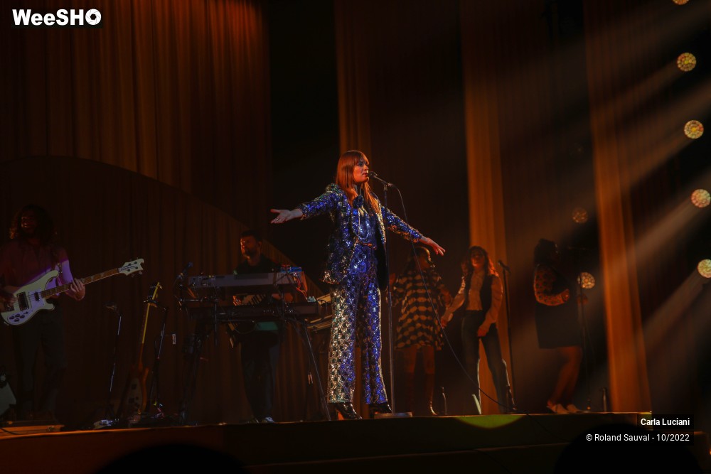 30/37 photos du spectacle Clara Luciani