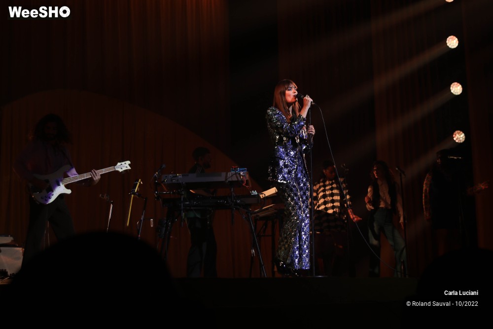 31/37 photos du spectacle Clara Luciani