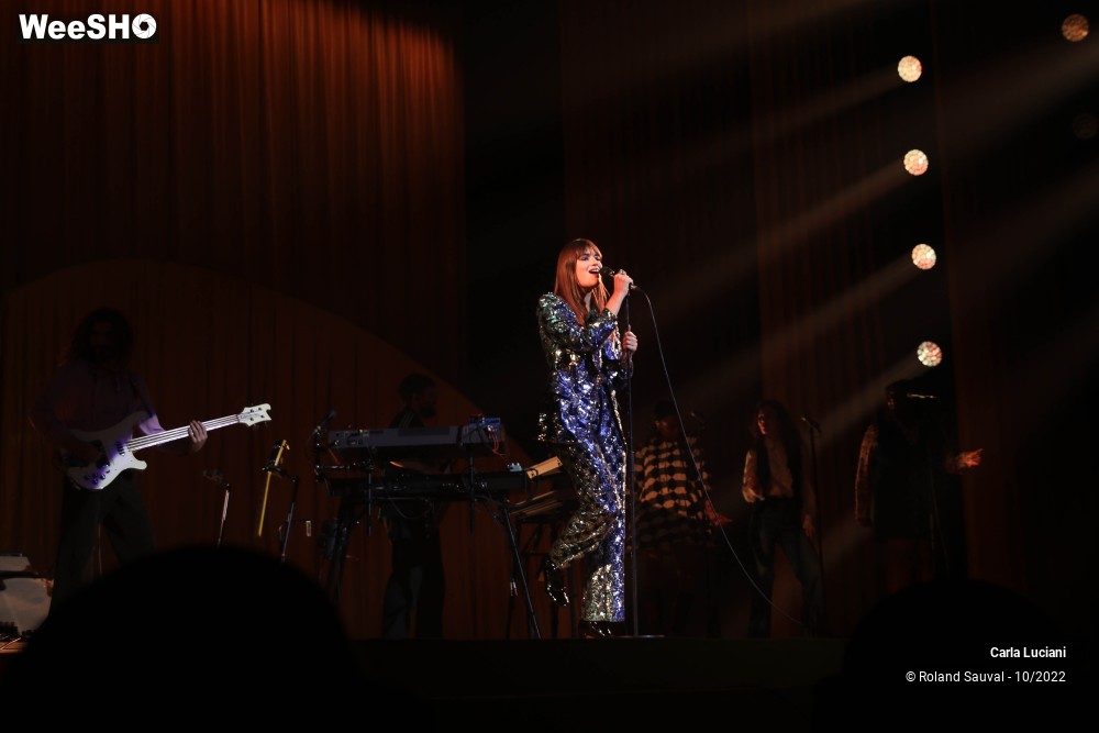 32/37 photos du spectacle Clara Luciani