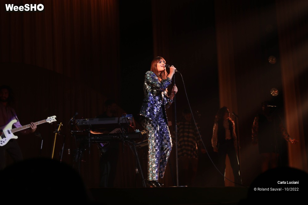 33/37 photos du spectacle Clara Luciani