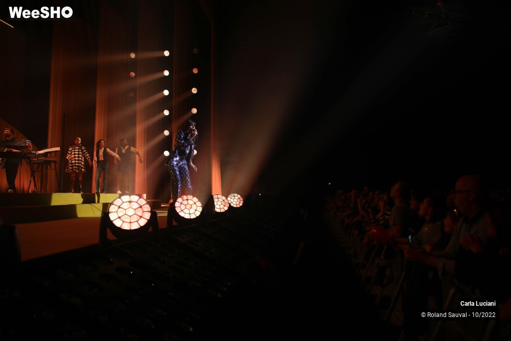 34/37 photos du spectacle Clara Luciani