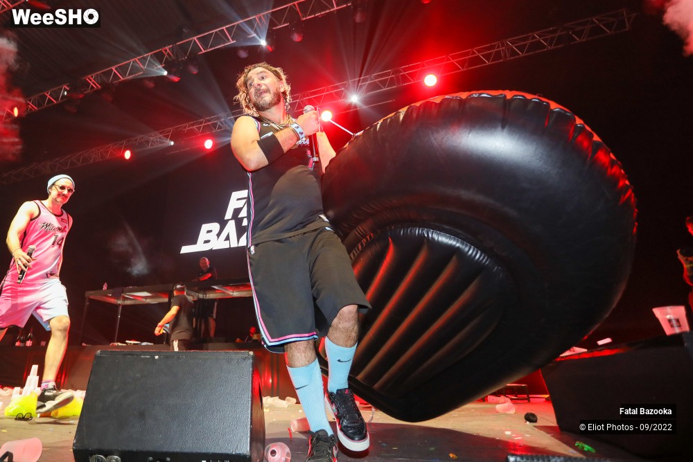 83/89 photos du spectacle Fatal Bazooka