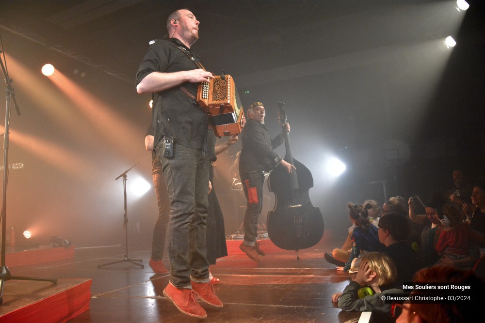 58/63 photos du spectacle Mes Souliers Sont Rouges