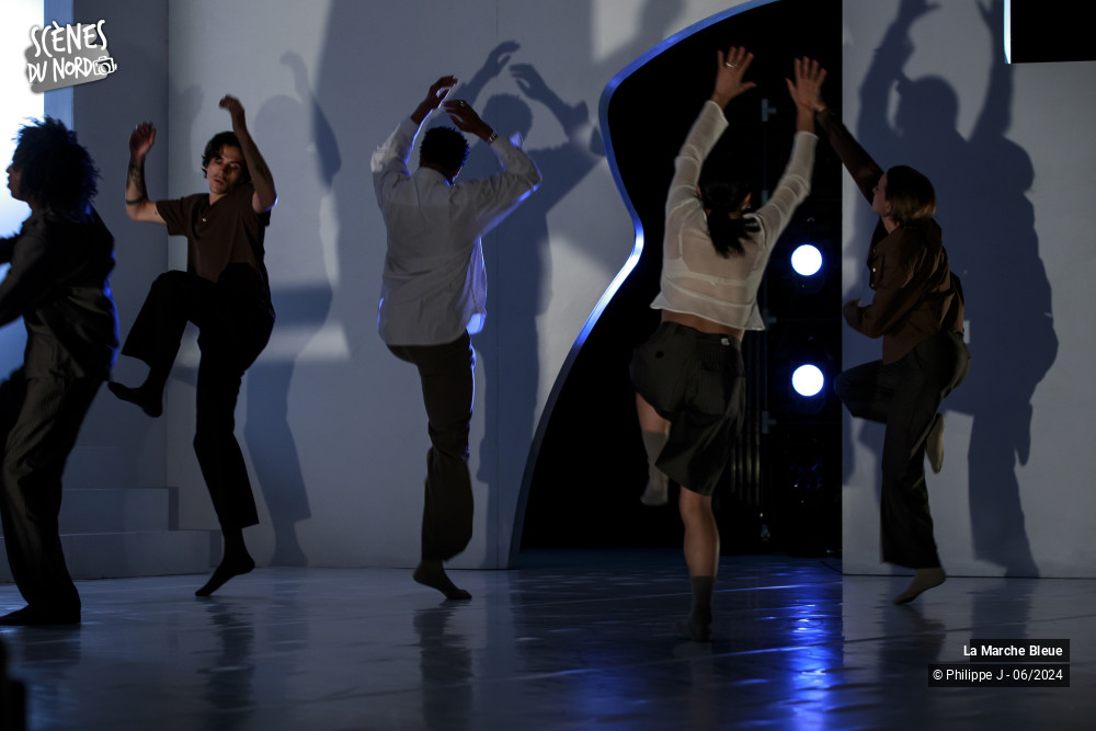 2/17 photos du spectacle La Marche Bleue
