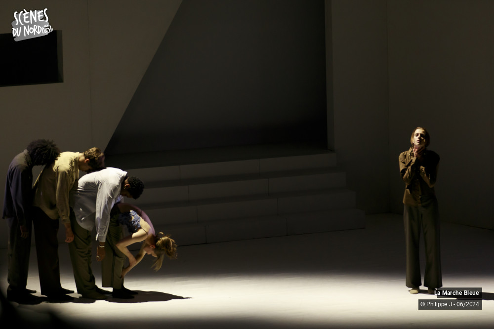 8/17 photos du spectacle La Marche Bleue