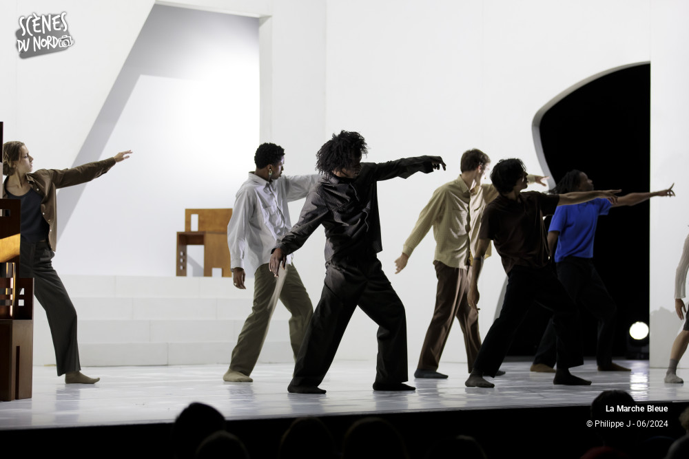 14/17 photos du spectacle La Marche Bleue