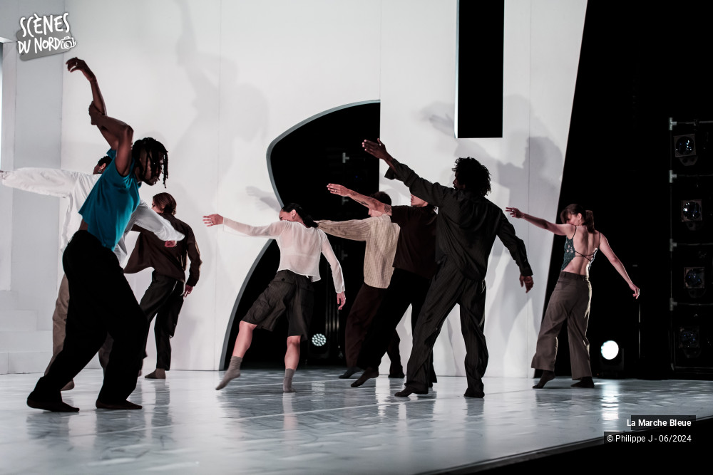 17/17 photos du spectacle La Marche Bleue
