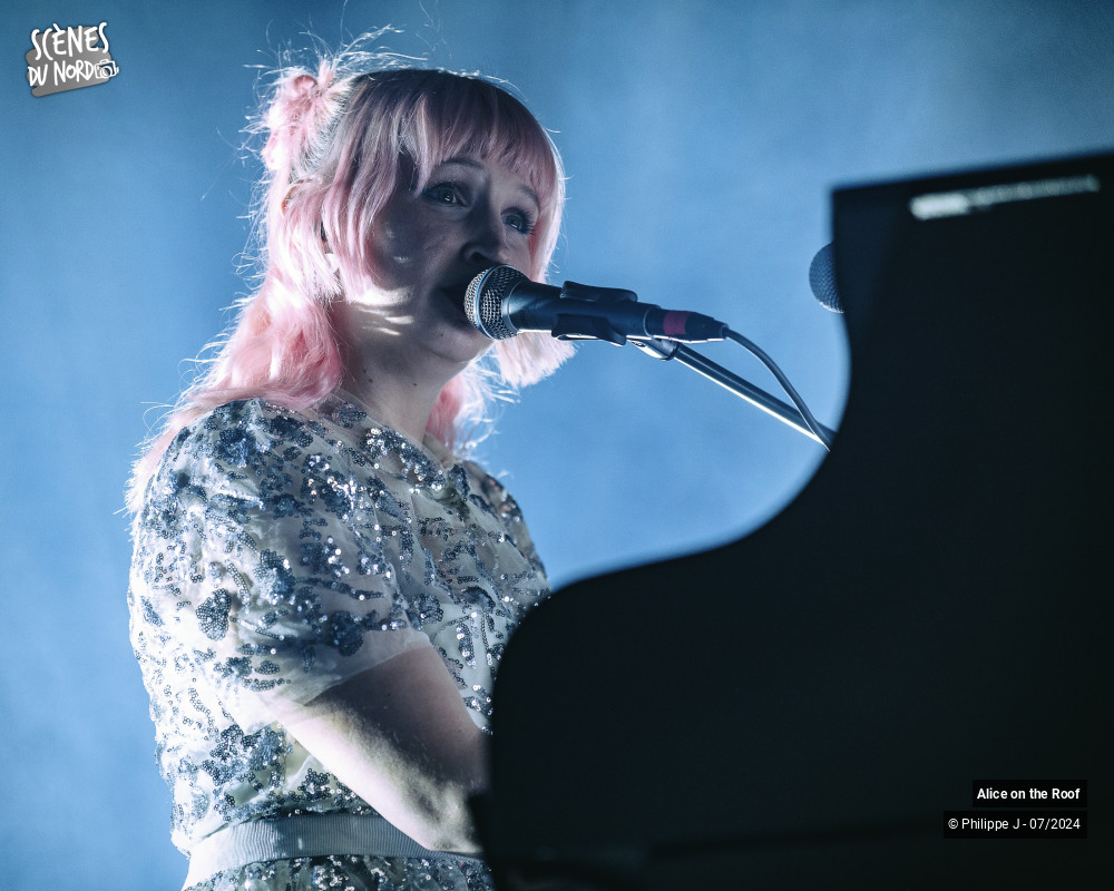 2/8 photos du spectacle Alice on the roof