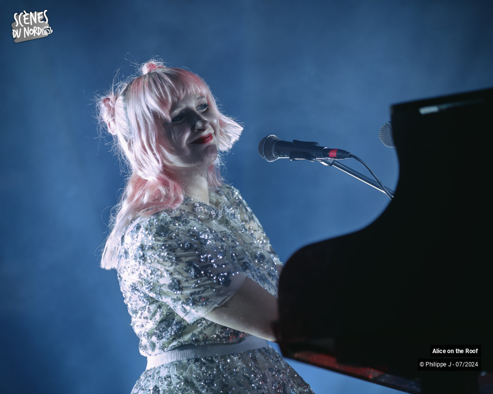 4/8 photos du spectacle Alice on the roof