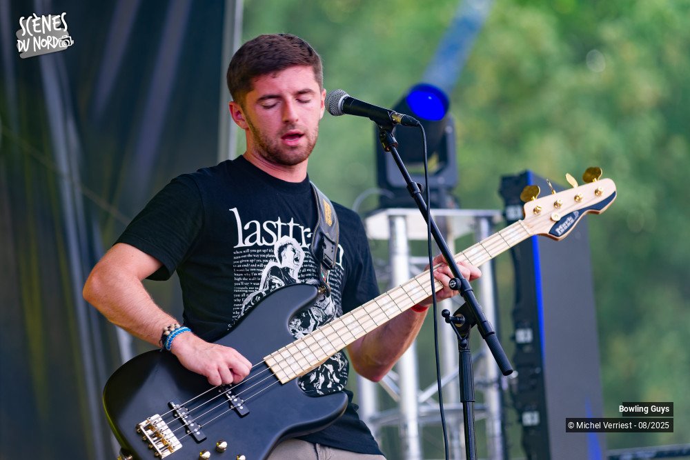 3/20 photos du spectacle Bowling Guys au Hush festival