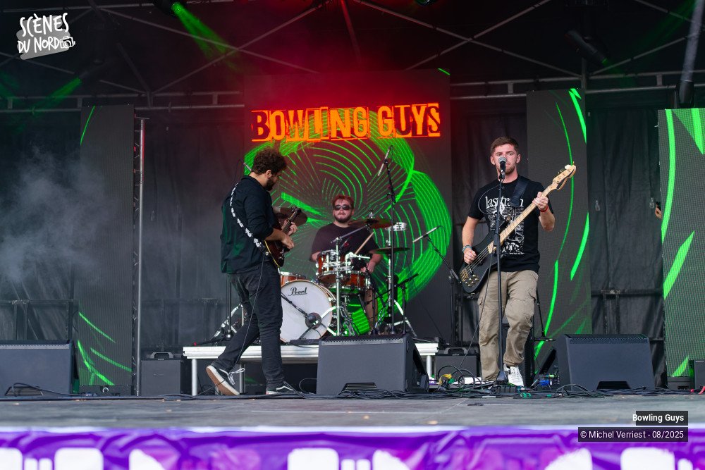 8/20 photos du spectacle Bowling Guys au Hush festival