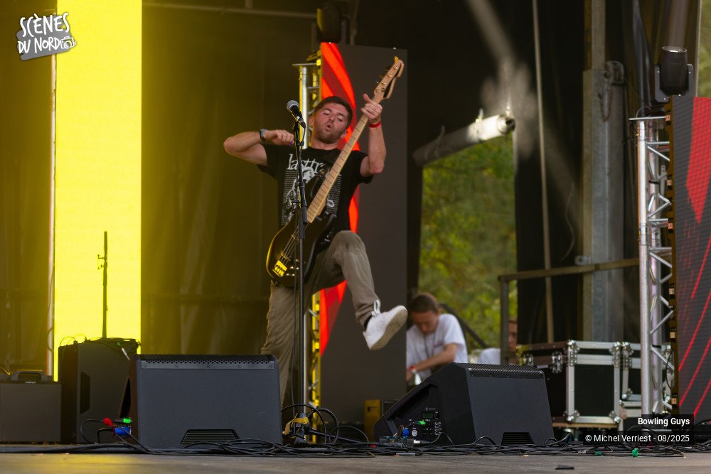 12/20 photos du spectacle Bowling Guys au Hush festival