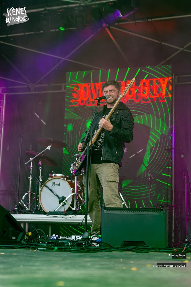 15/20 photos du spectacle Bowling Guys au Hush festival