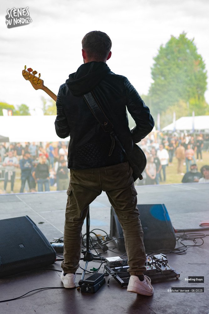18/20 photos du spectacle Bowling Guys au Hush festival
