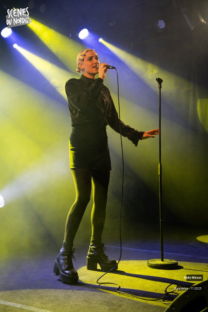 1/12 photos du spectacle Molly Nilsson