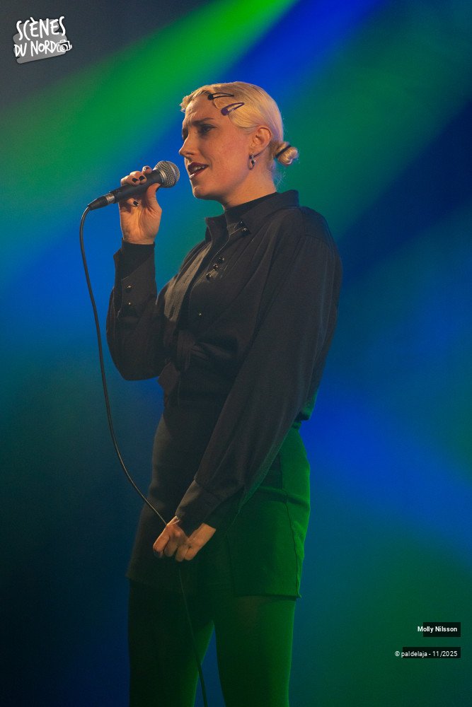 8/12 photos du spectacle Molly Nilsson